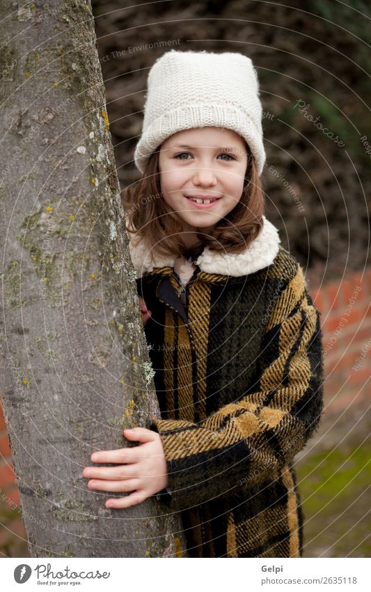 Hübsches Mädchen in einem Park im Winter Freude Glück schön Gesicht Garten Kind Mensch Kleinkind Frau Erwachsene Familie & Verwandtschaft Kindheit Natur Herbst