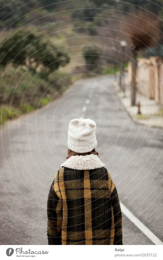 Schönes Mädchen mit Wollmütze im Winter Freude Glück schön Gesicht Kind Mensch Kleinkind Frau Erwachsene Familie & Verwandtschaft Kindheit Herbst Wärme Straße