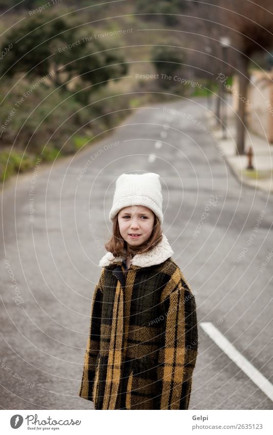 Schönes Mädchen mit Wollmütze im Winter Freude Glück schön Gesicht Kind Mensch Kleinkind Frau Erwachsene Familie & Verwandtschaft Kindheit Herbst Wärme Straße