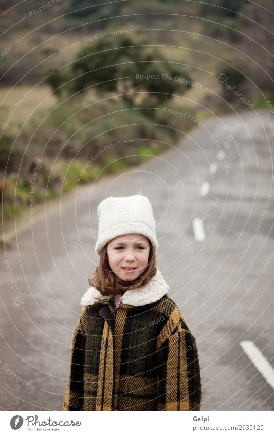 Schönes Mädchen mit Wollmütze im Winter Freude Glück schön Gesicht Kind Mensch Kleinkind Frau Erwachsene Familie & Verwandtschaft Kindheit Herbst Wärme Straße