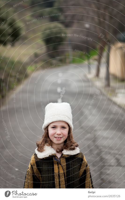 Schönes Mädchen mit Wollmütze im Winter Freude Glück schön Gesicht Kind Mensch Kleinkind Frau Erwachsene Familie & Verwandtschaft Kindheit Herbst Wärme Straße