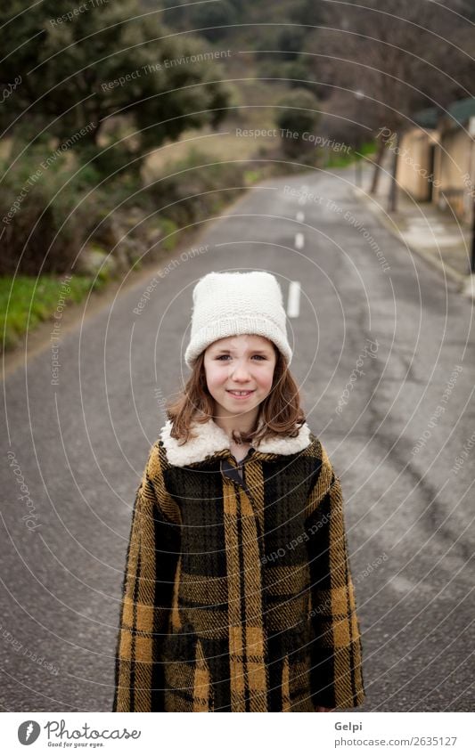 Schönes Mädchen mit Wollmütze im Winter Freude Glück schön Gesicht Kind Mensch Kleinkind Frau Erwachsene Familie & Verwandtschaft Kindheit Herbst Wärme Straße