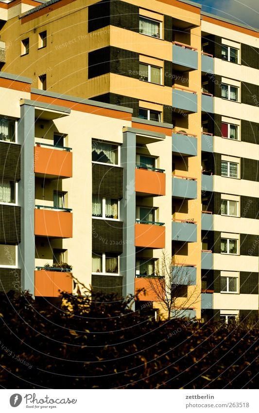 Neubau Haus Hochhaus Bauwerk Gebäude Architektur Mauer Wand Fassade Balkon eckig Neubausiedlung Wohnsiedlung Plattenbau Farbfoto Außenaufnahme Menschenleer Tag