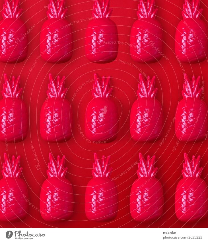 rotes Plastikananasspielzeug für Kinder Frucht Spielen Spielzeug Kunststoff hell Farbe Idee Stil Ananas Hintergrund Dekor Objektfotografie Aussicht Lebensmittel