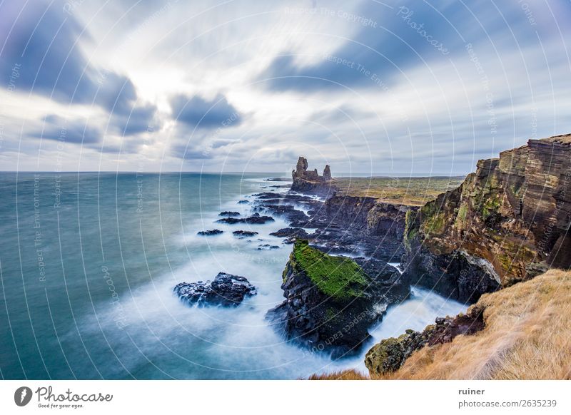 Lóndrangar Felsformation Island Londrangar Außenaufnahme Farbfoto braun Natur Meer Langzeitbelichtung Küste Landschaft Himmel Wolken Felsen Wasser wild Strand