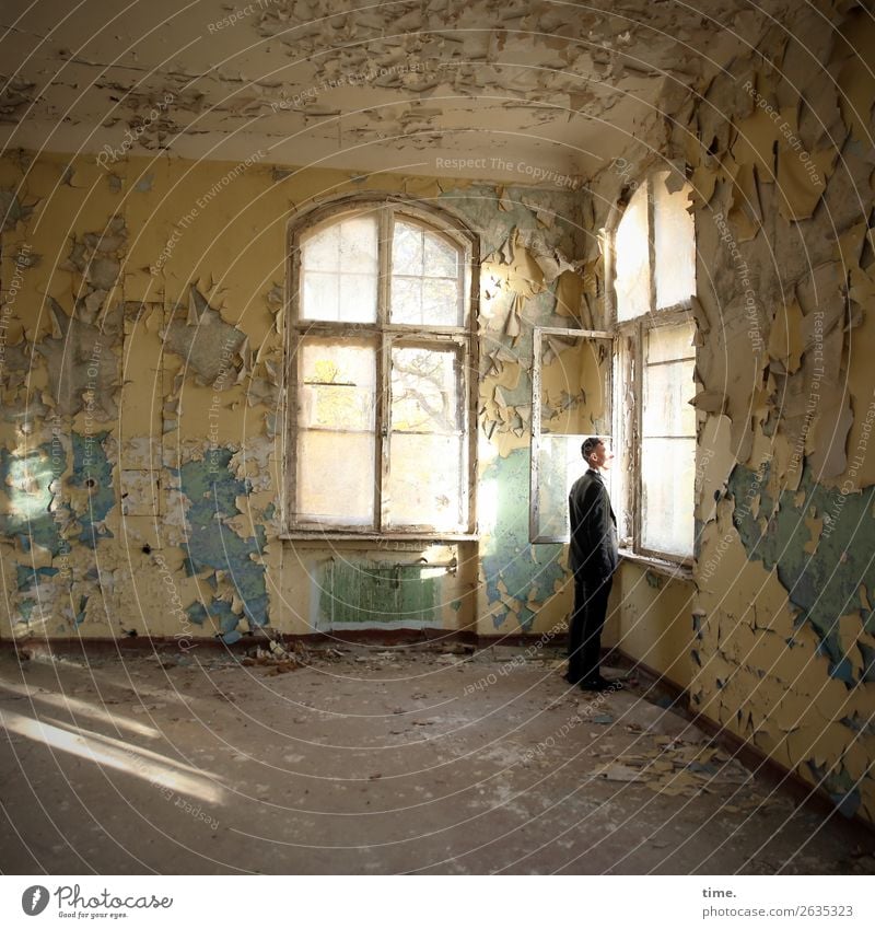 anderes Fenster, andere Gedanken Raum maskulin Mann Erwachsene 1 Mensch Ruine Mauer Wand lost places Sehenswürdigkeit Anzug kurzhaarig beobachten Blick stehen