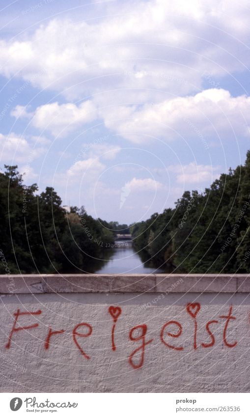 Brückentext Himmel Wolken Sommer Schönes Wetter Baum Stadt Zeichen Schriftzeichen Graffiti Freiheit Kreativität Freigeist Herz Liebe Symmetrie Kanal