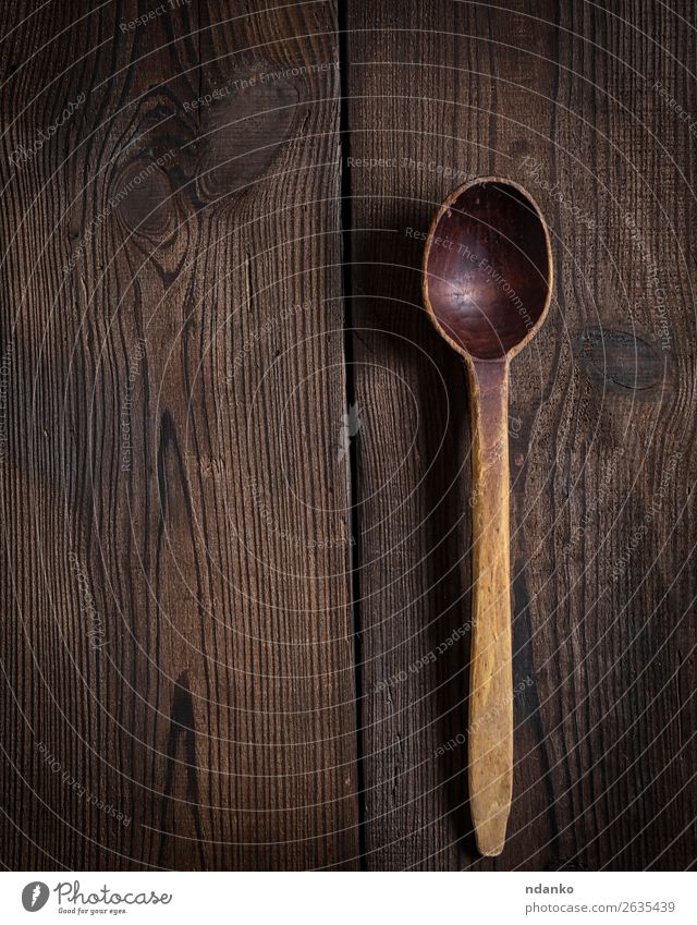 sehr alter leerer Holzlöffel Löffel Tisch Küche Werkzeug groß natürlich retro braun Farbe Tradition verwendet schöpfen Essen zubereiten Utensil Hintergrund