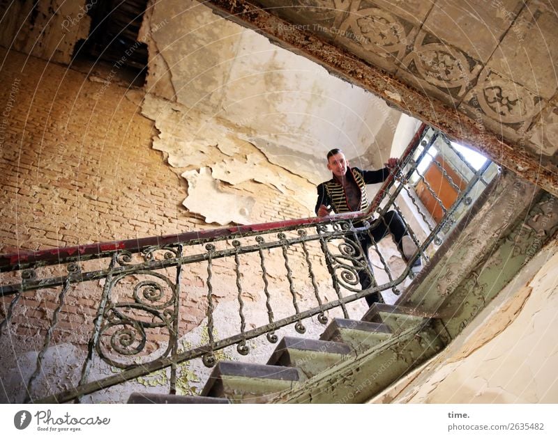 Rockmeister maskulin Mann Erwachsene 1 Mensch Künstler Traumhaus Ruine Architektur lost places Treppengeländer Mauer Wand Fenster Sehenswürdigkeit Jacke brünett