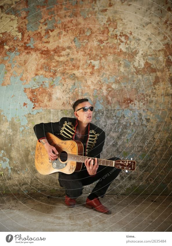 GuitarMan maskulin Mann Erwachsene 1 Mensch Musik Musiker Gitarre Ruine lost places Mauer Wand Jacke Sonnenbrille brünett kurzhaarig sitzen dreckig trashig