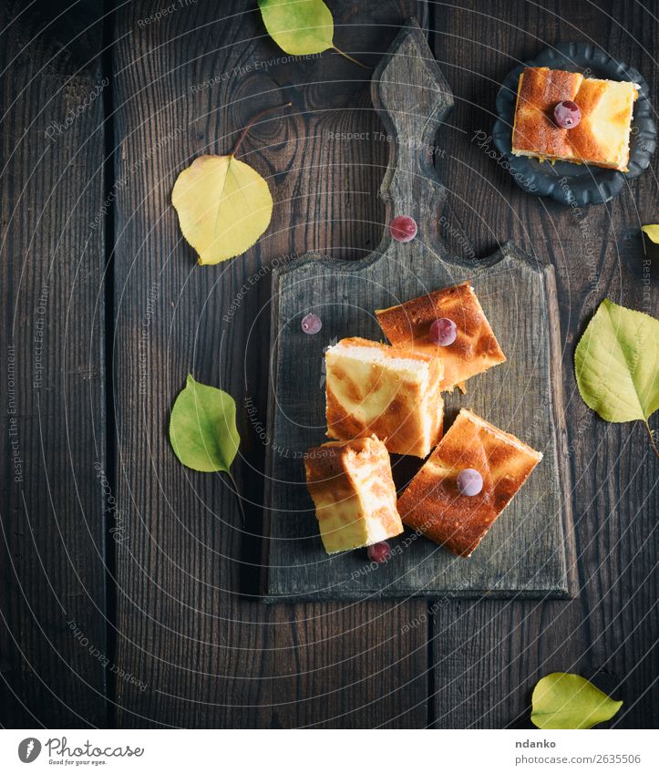 quadratische Stücke Käsekuchen mit Kürbis Milcherzeugnisse Frucht Dessert Ernährung Essen Frühstück Mittagessen Tisch Herbst Blatt Holz frisch lecker braun gelb