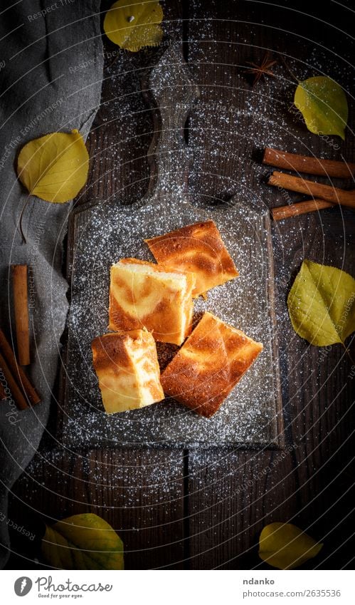 quadratische Stücke Käsekuchen mit Kürbis Milcherzeugnisse Frucht Dessert Ernährung Essen Frühstück Mittagessen Tisch Herbst Blatt Holz frisch lecker braun gelb