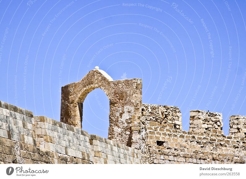 Am Ruin Sommer Burg oder Schloss Ruine Gebäude Mauer Wand Fassade blau hell-blau Eingang Ausgang Stein Zinnen Backstein Farbfoto Außenaufnahme Textfreiraum oben