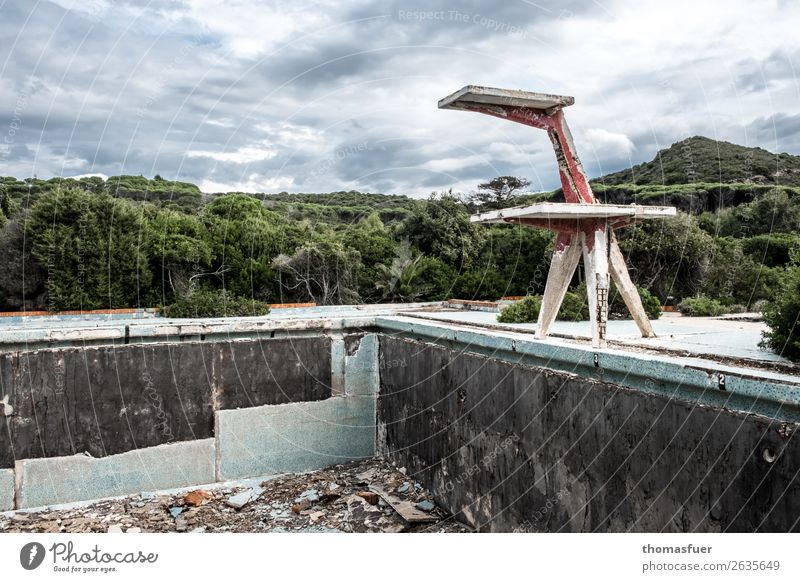 verfallenes Freibad, Sprungturm Schwimmbad Schwimmen & Baden Abenteuer Sommer Wassersport Kunstspringen Himmel Wolken Horizont schlechtes Wetter Baum Sträucher