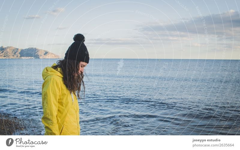 Porträt einer jungen Frau am Strand Lifestyle Leben Erholung Ferien & Urlaub & Reisen Ausflug Sonne Meer Winter Sport Sitzung Erwachsene Natur Horizont Küste