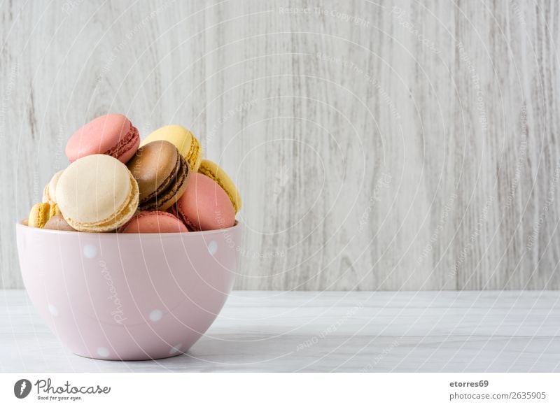 Bunte Makronen in einer Schleife Macaron Erdbeeren Zitrone Dessert Kaffee gelb Schokolade Konfekt Himbeeren Tradition Süßwaren Plätzchen ausstechen