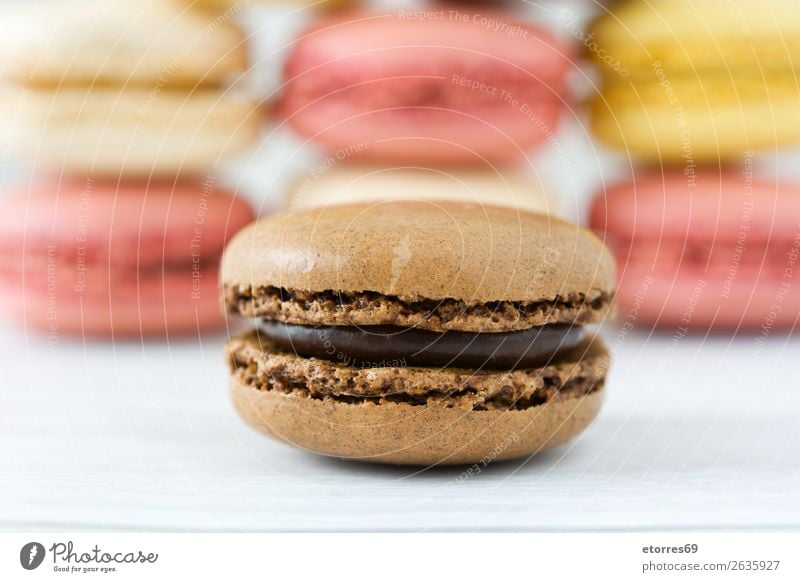 Bunte Makronen auf weißem Holztisch Macaron Erdbeeren Zitrone Dessert Kaffee gelb Schokolade Konfekt Himbeeren Tradition Süßwaren Bonbon Plätzchen ausstechen