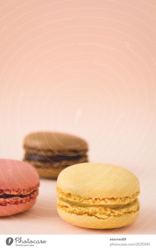 Bunte Makronen Macaron Erdbeeren Zitrone Dessert Kaffee gelb Schokolade Konfekt Himbeeren Tradition Süßwaren Bonbon Plätzchen ausstechen geschmackvoll backen