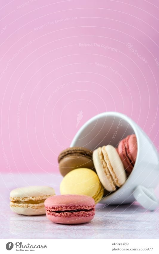 Herzförmige Kekse in Geschenkbox zum Valentinstag Macaron Erdbeeren Zitrone Dessert Kaffee gelb Schokolade Konfekt Himbeeren Tradition Süßwaren Bonbon