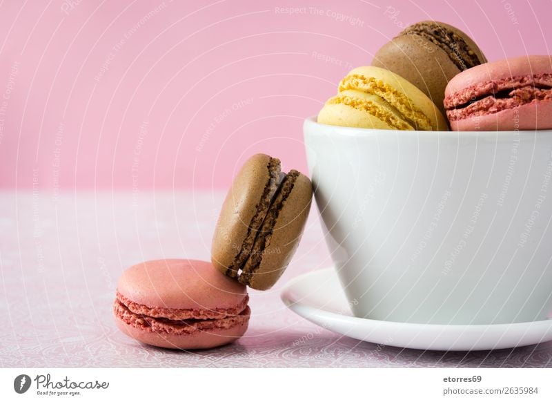 Bunte Makronen Macaron Erdbeeren Zitrone Dessert Kaffee gelb Schokolade Konfekt Himbeeren Tradition Süßwaren Plätzchen ausstechen geschmackvoll backen