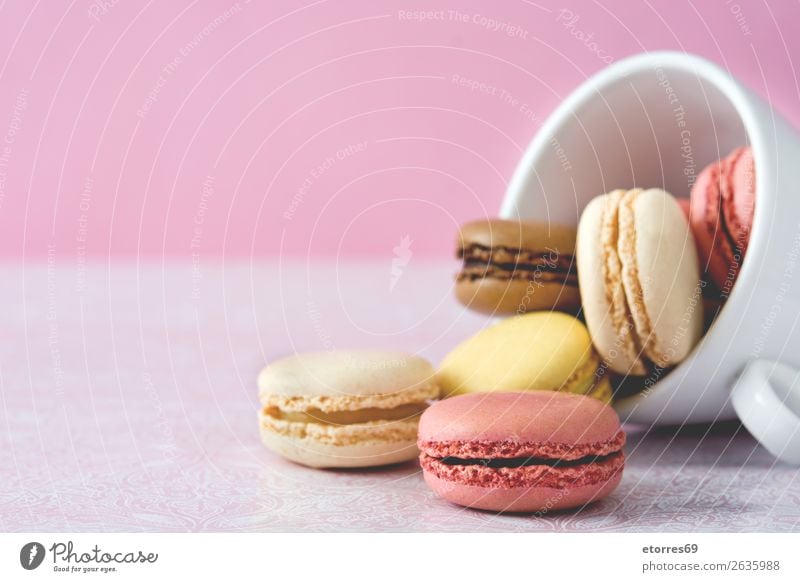 bunte Makronen aus einer Tasse Macaron Erdbeeren Zitrone Dessert Kaffee gelb Schokolade Konfekt Himbeeren Tradition Süßwaren Biskuit geschmackvoll backen