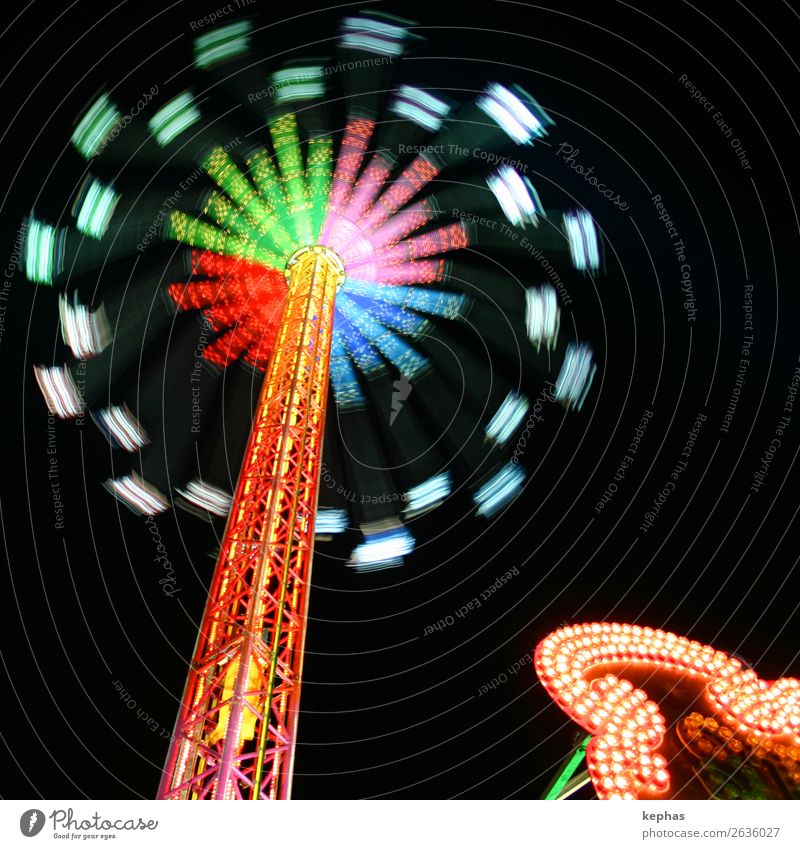 Round and round Nachtleben Party Veranstaltung ausgehen Feste & Feiern Jahrmarkt Fröhlichkeit groß Geschwindigkeit blau mehrfarbig gelb grün orange rot schwarz