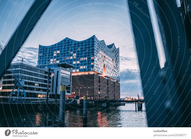 Die leuchtende Elbphilharmonie Theater Himmel Wolken Sonnenaufgang Sonnenuntergang Küste Hamburg Stadt Stadtzentrum Haus Traumhaus Brücke Architektur Fassade