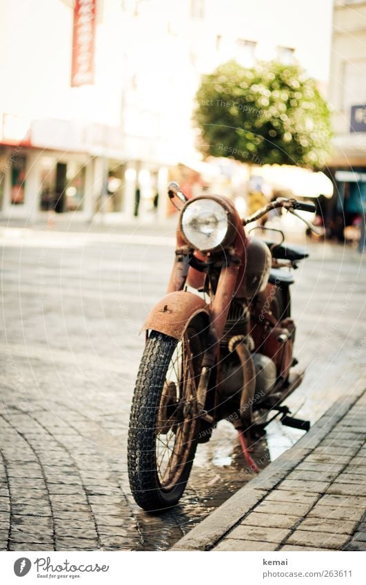 Old bike Freizeit & Hobby Ferien & Urlaub & Reisen Freiheit Städtereise Sommer Sommerurlaub Sonne Kleinstadt Stadtzentrum Menschenleer Verkehr Verkehrsmittel