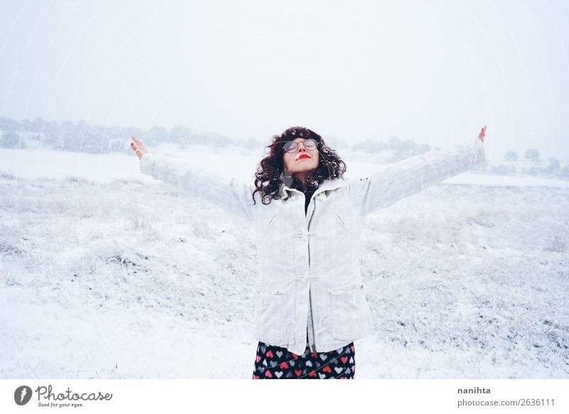 Junge und hübsche Frau, die einen verschneiten Wintertag genießt. Lifestyle Stil Glück Gesicht Leben Freizeit & Hobby Abenteuer Freiheit Schnee Winterurlaub