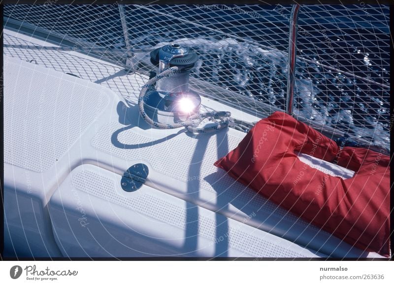 Rettung naht Ferien & Urlaub & Reisen Freiheit Segeln Winsch seezaun Meer Segelboot glänzend Schwimmweste Schiffsdeck Seil Sicherheit Farbfoto Morgen Gegenlicht