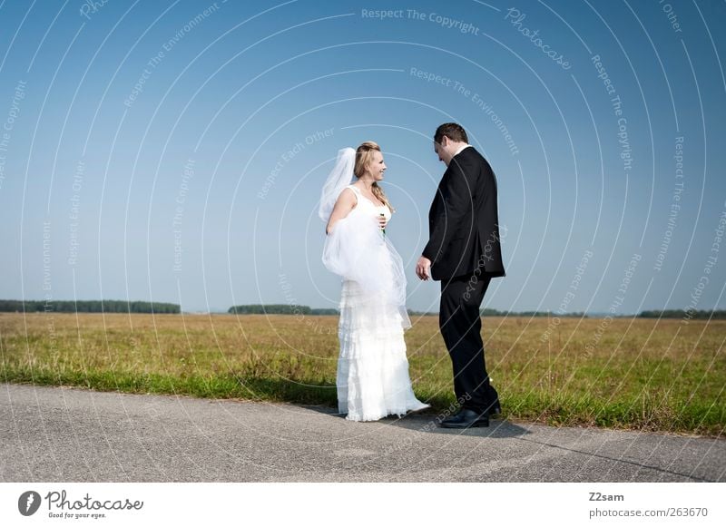 just married Stil Sommer Hochzeit Mensch Paar Partner 2 18-30 Jahre Jugendliche Erwachsene Umwelt Landschaft Wolkenloser Himmel Horizont Wege & Pfade Accessoire