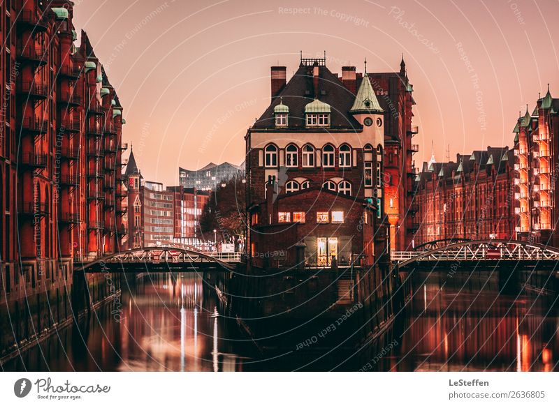 Wasserschloss Speicherstadt Hamburg Stadt Stadtzentrum Altstadt Menschenleer Haus Traumhaus Fabrik Burg oder Schloss Brücke Architektur Sehenswürdigkeit