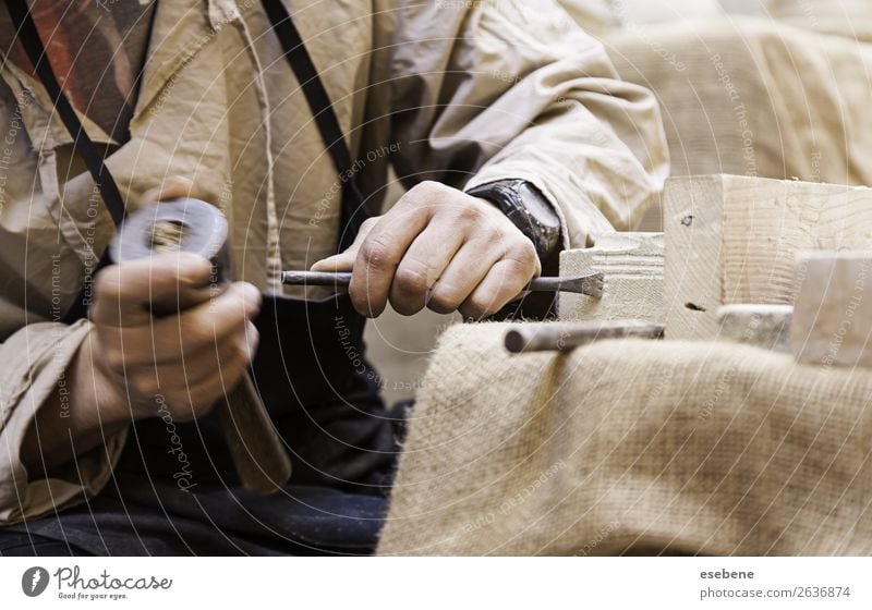 Steinschneiden Arbeit & Erwerbstätigkeit Beruf Handwerk Werkzeug Hammer Mensch Mann Erwachsene Kunst Metall Stahl weiß Tradition Beitel Steinmetzin Maurer