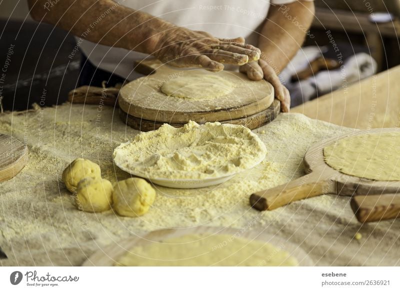 Kneten von Teig in einer traditionellen Bäckerei Teigwaren Backwaren Brot Essen Tisch Küche Restaurant Arbeit & Erwerbstätigkeit Mensch Frau Erwachsene Mann