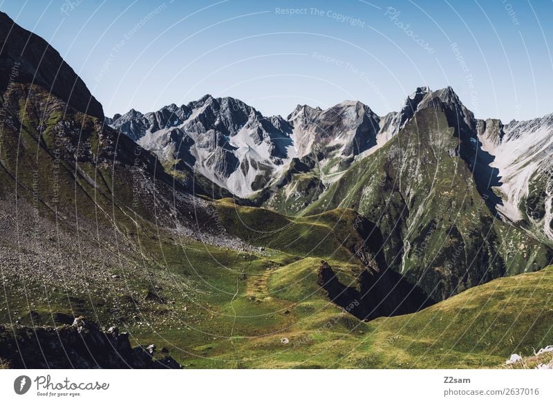 Blick von der Memminger Hütte Abenteuer Berge u. Gebirge wandern Natur Landschaft Schönes Wetter Wiese Alpen Gipfel Ferne gigantisch hoch natürlich grün