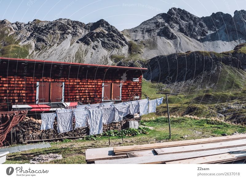 Wäsche trocknen auf einer Almhütte Ferien & Urlaub & Reisen Abenteuer Berge u. Gebirge wandern Natur Landschaft Sommer Schönes Wetter Alpen Hütte hängen frisch