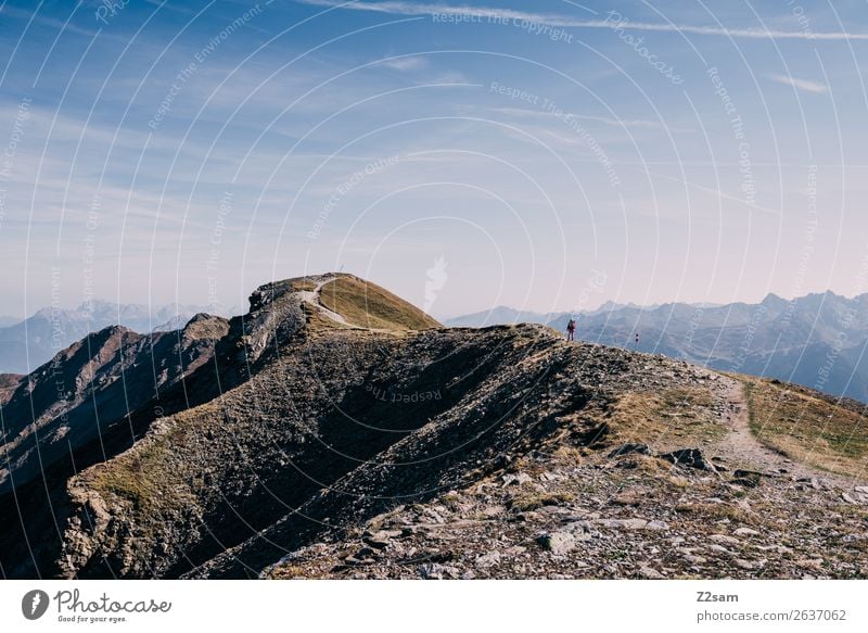 Wanderer auf dem Venet Gipfel | E5 Abenteuer Berge u. Gebirge wandern Mensch Natur Landschaft Sommer Schönes Wetter Alpen hoch sportlich Einsamkeit Freiheit