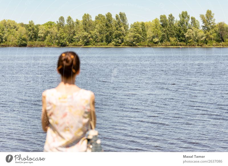 Frau, die zum Fluss schaut. Kräuter & Gewürze Lifestyle Glück schön Sommer Mensch Erwachsene Natur Himmel Baum Wiese Wald Wasserfahrzeug beobachten Erotik nass