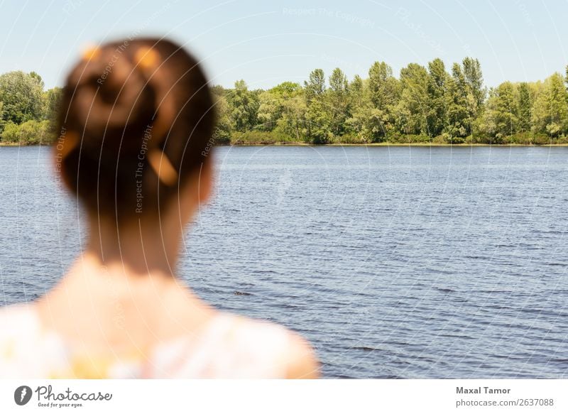 Frau, die zum Fluss schaut. Kräuter & Gewürze Lifestyle Glück schön Sommer Mensch Erwachsene Natur Himmel Baum Wiese Wald Wasserfahrzeug beobachten Erotik nass