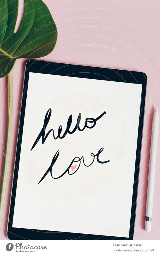 Tablet with a handwritten "hello love" on pink background Technik & Technologie Unterhaltungselektronik Fortschritt Zukunft Internet Kommunizieren Design