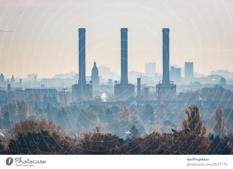 Herbstliche Panoramaaussicht auf Berlin III Zentralperspektive Starke Tiefenschärfe Sonnenstrahlen Sonnenlicht Schatten Licht Morgen Textfreiraum Mitte