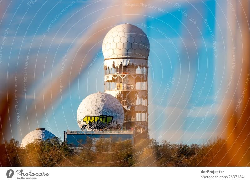 Abhöranlage auf dem Teufelsberg Zentralperspektive Starke Tiefenschärfe Sonnenaufgang Sonnenstrahlen Sonnenlicht Schatten Licht Morgen Textfreiraum Mitte