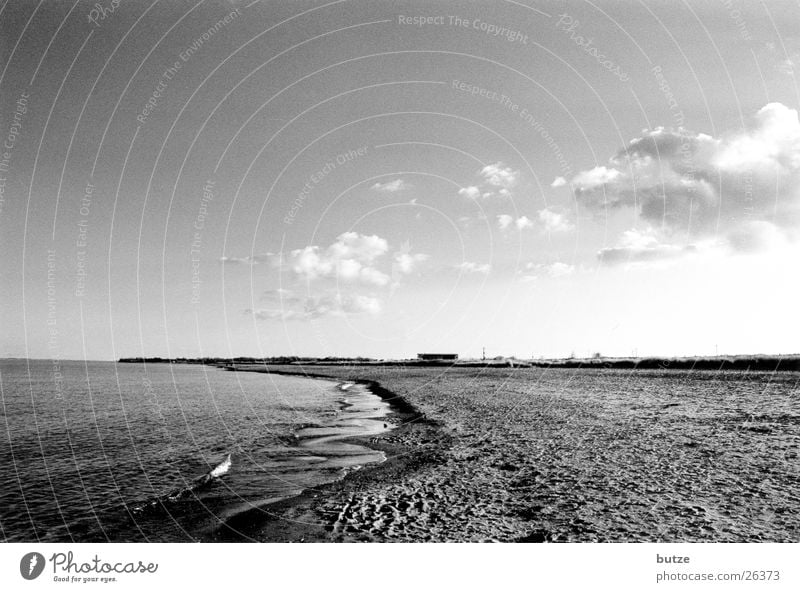 an da Strand Wolken Meer dunkel Ostsee Schwarzweißfoto