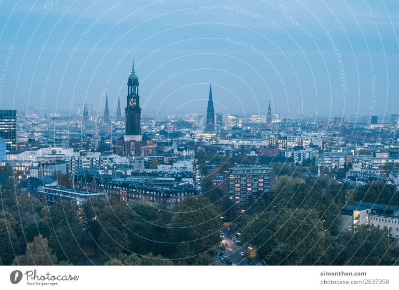 Skyline Hamburg Stadt Hafenstadt Stadtzentrum Altstadt bevölkert Haus Kirche Dom historisch Stadtleben Stadtteil Stadtbewohner Stadtlicht Stadtentwicklung