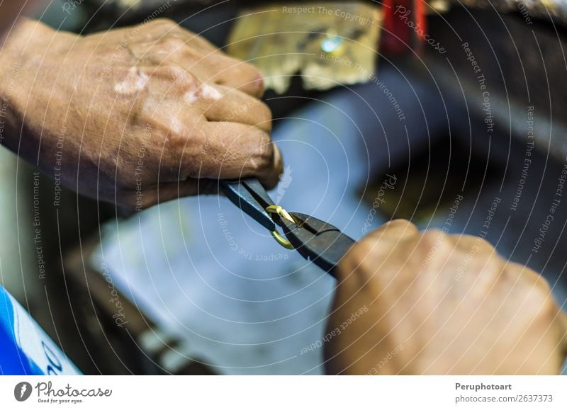 Hände eines Juweliers, der mit einer Zange an einem Ring arbeitet. Design Basteln Arbeit & Erwerbstätigkeit Arbeitsplatz Fabrik Industrie Handwerk Business