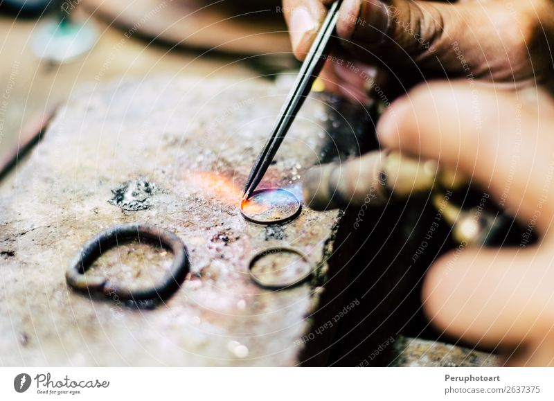 Industrielle Herstellung des Goldringes. Herstellung eines Goldprodukts Stil Arbeit & Erwerbstätigkeit Handwerk Werkzeug Finger Schmuck Ring Ohrringe Metall alt