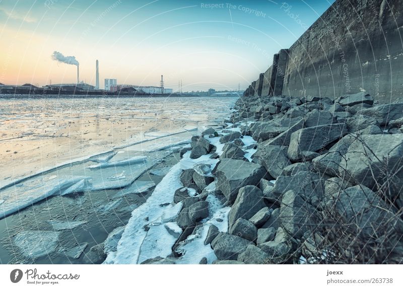 Eisbrecher Wasser Himmel Schönes Wetter Flussufer Industrieanlage Stein alt kalt Anlegestelle Kaimauer Eisschicht Farbfoto Außenaufnahme Menschenleer Abend