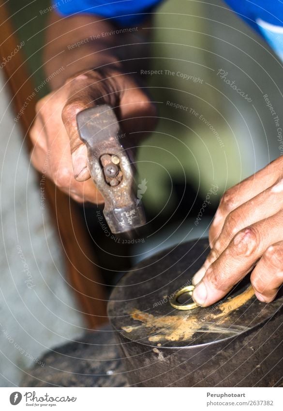 Der Prozess der Herstellung von Goldschmuck. Hämmern des Goldringes Design Freizeit & Hobby Schreibtisch Arbeitsplatz Industrie Handwerk Werkzeug Frau