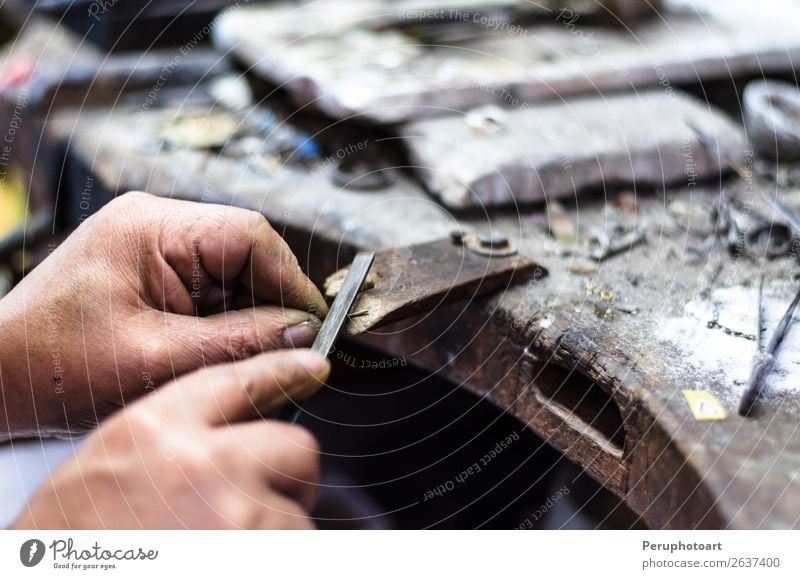 Hände eines Juweliers, der wertvollen Schmuck herstellt. kaufen Reichtum Arbeit & Erwerbstätigkeit Beruf Handwerk Werkzeug Säge Mensch Finger Kunst Mode