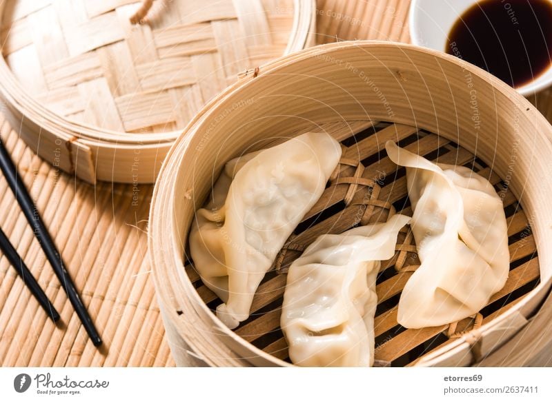 Knödel oder Gyoza auf traditionellem Dampfgarer serviert. Japanisch Japaner Chinesisch Chinese Orientalische Küche Lebensmittel Gesunde Ernährung Foodfotografie